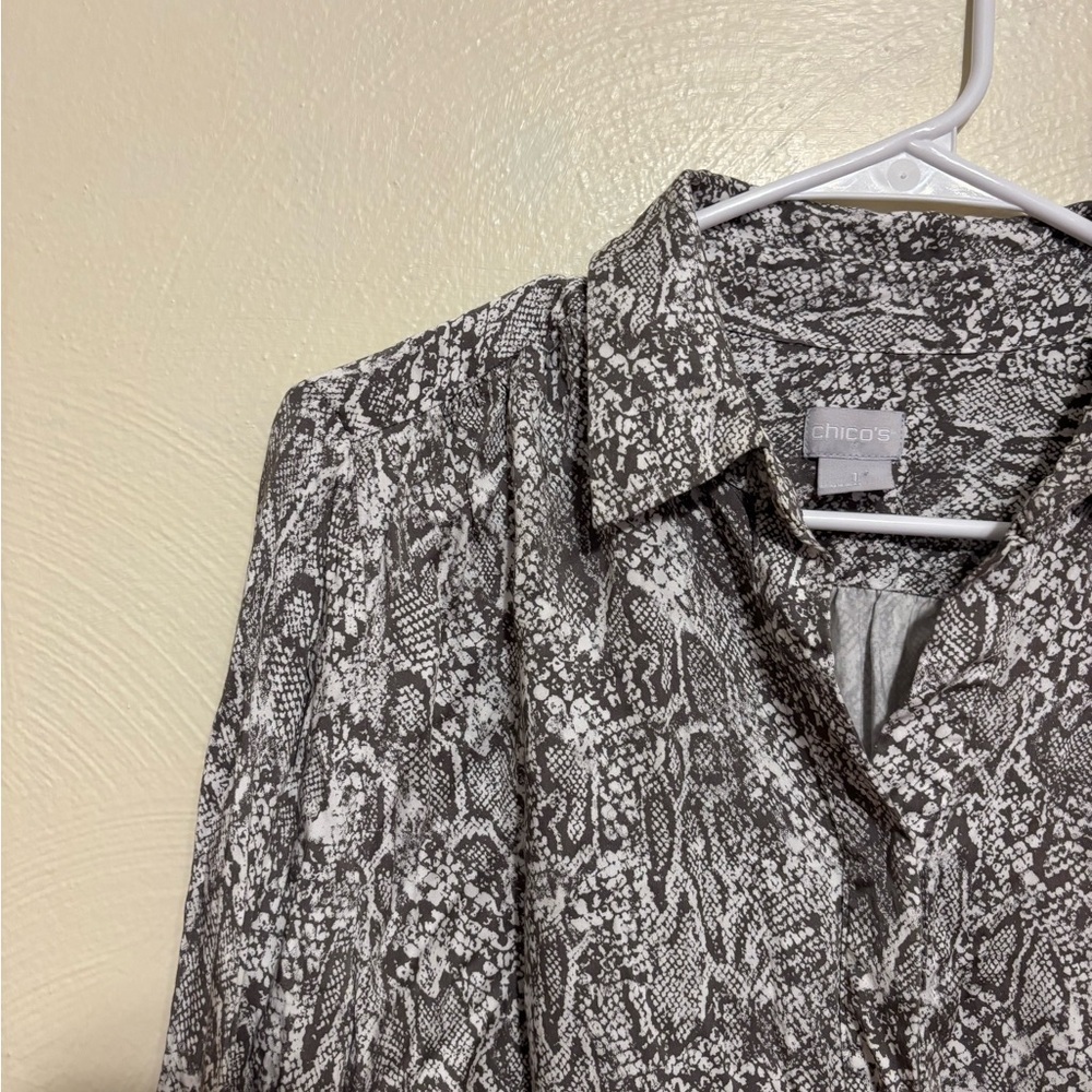 Chico’s Snakeskin Print Button Front Blouse Size 1 (US 8/10) Modal - Picture 6 of 8